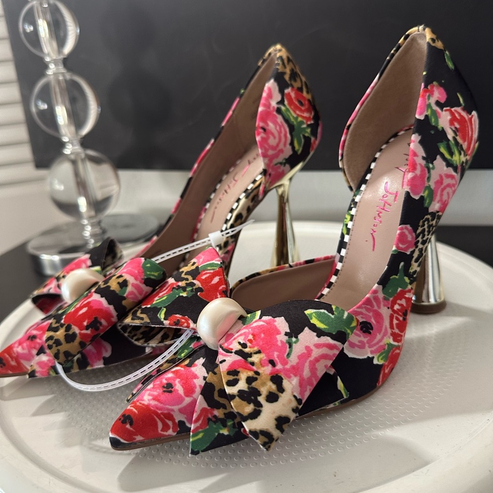 Betsey Johnson Floral Bow Pointed-Toe Heels in Black, Pink, Red, Green, Gold - Picture 2 of 15